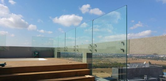 גם יפה וגם בטוח – מעקה זכוכית